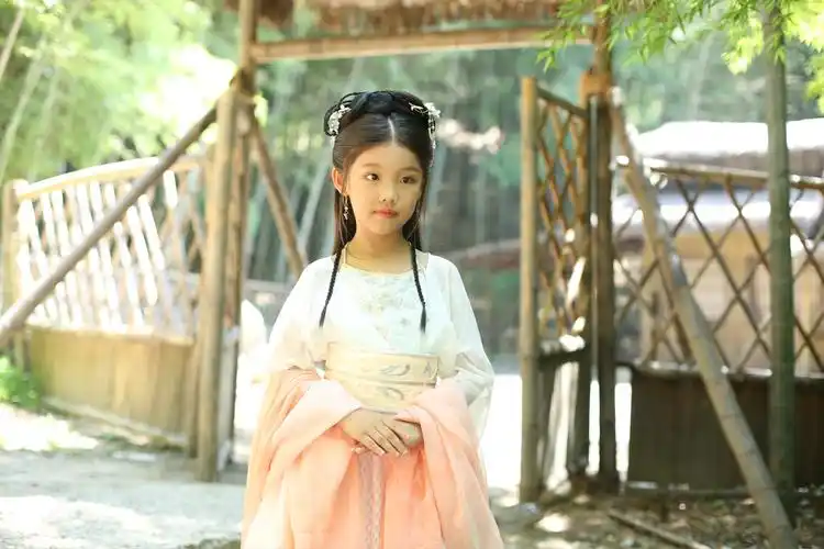 网剧《我的情敌是自己》热播 童星演员关莞婷饰演露露