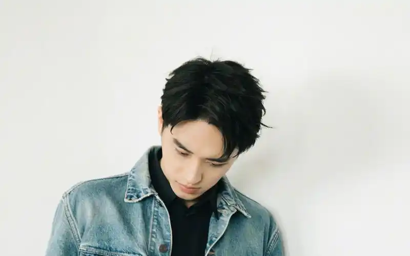 电脑壁纸 明星 大陆明星 许魏洲干练清爽活力的个人魅力写真