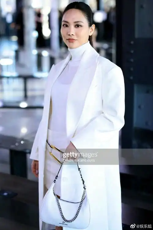 王霏霏时装周看秀状态#姐姐好美啊,气场好强大,高马尾77白西服很有