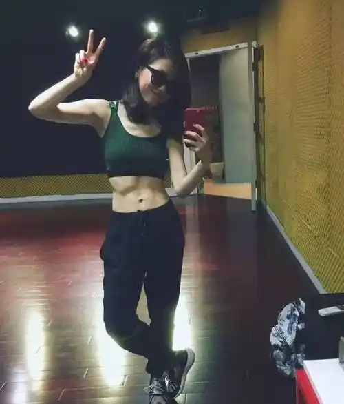 angelababy大秀马甲线,瘦身秘诀在这里.