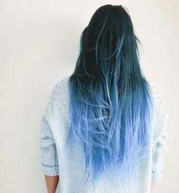 女生渐变色头发绚丽时尚闪耀街头