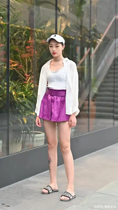 炎炎夏日,这些穿拖鞋逛街的美女,展现了潇洒自若的随性美
