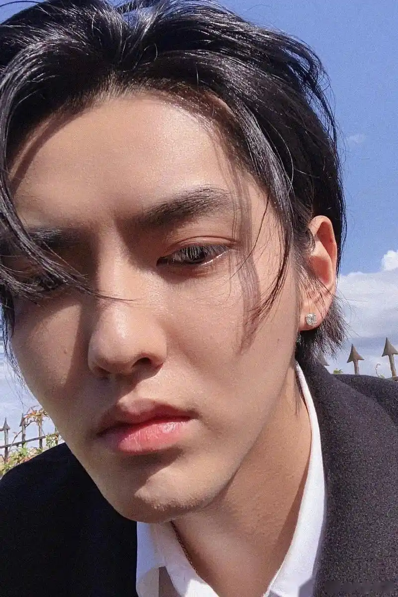 吴亦凡这怼脸自拍好看的犯规啊,就问谁还敢质疑凡先生的颜!舔屏ing