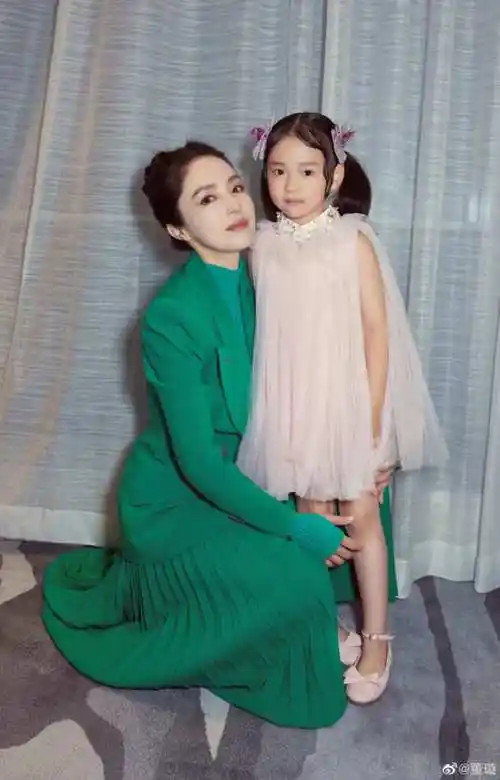 董璇晒女儿冬装美照小酒窝笑容甜美漂亮自信越来越有灵气