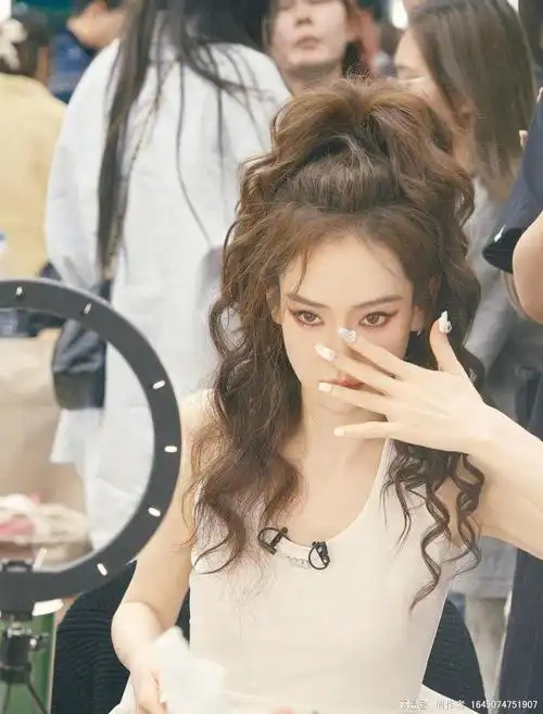 戚薇化身冷艳御姐气场超强 卷发造型气质成熟
