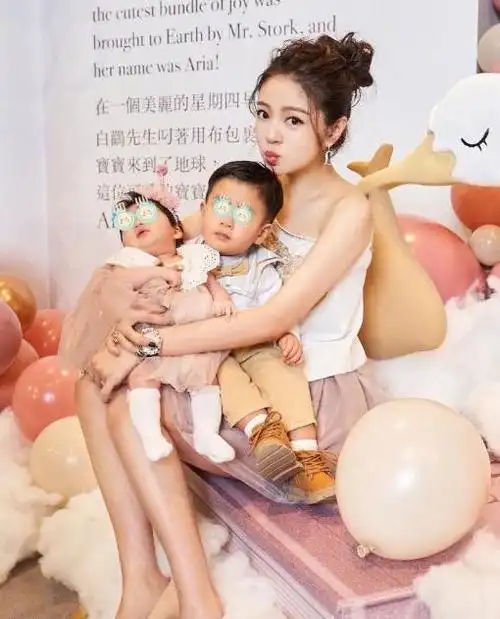 安以轩给女儿办双满月宴产后身材让人羡慕网友不愧是女明星