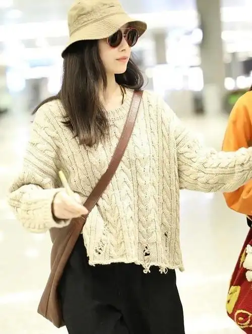 倪妮真会打球破洞多的毛衣敢穿衣服越烂越时髦