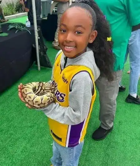 詹姆斯女儿坤坤化唱跳rap打篮球这么可爱的萌娃笑死了