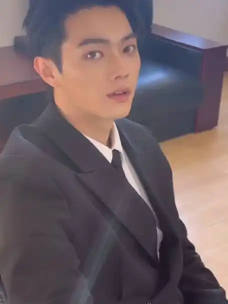 ins更新,自己把昨天造型透了#许凯祈今朝#0xxx0xxxxxs的微博视频