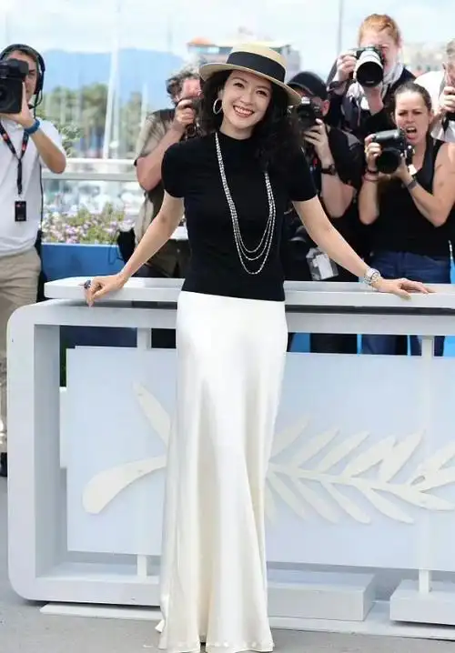 章子怡戛纳第5套造型太美了!黑衣白裙俏皮优雅,杨幂穿了个啥?