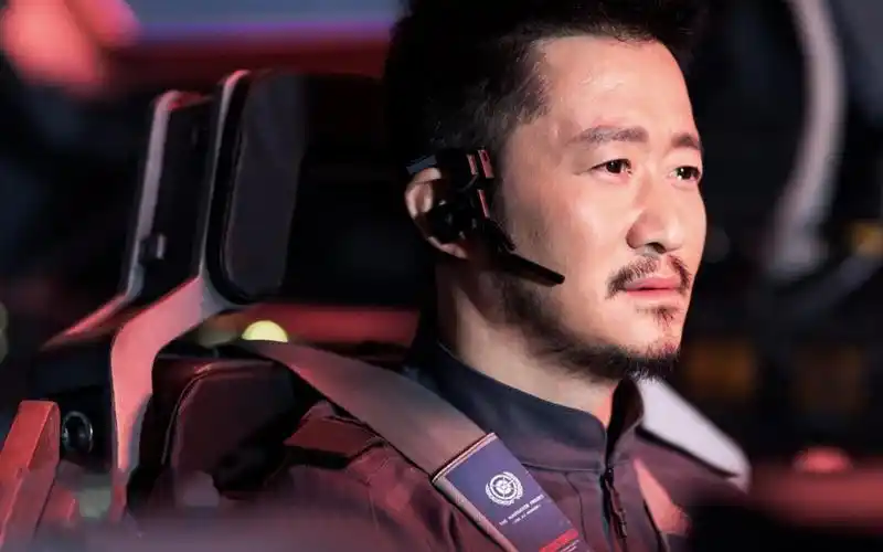 吴京与巨齿鲨剧组共聚淄博烧烤,故事中蕴含爱与回馈讲的太好了