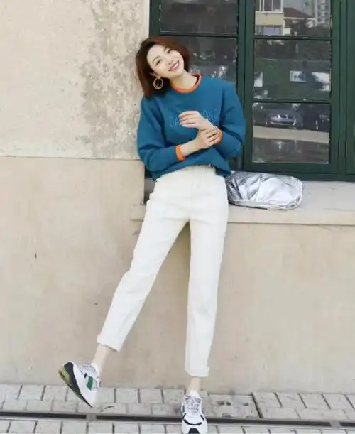 白色裤子搭配紫色针织衫,温柔浪漫,挽一点裤脚,简单搭配一双休闲鞋