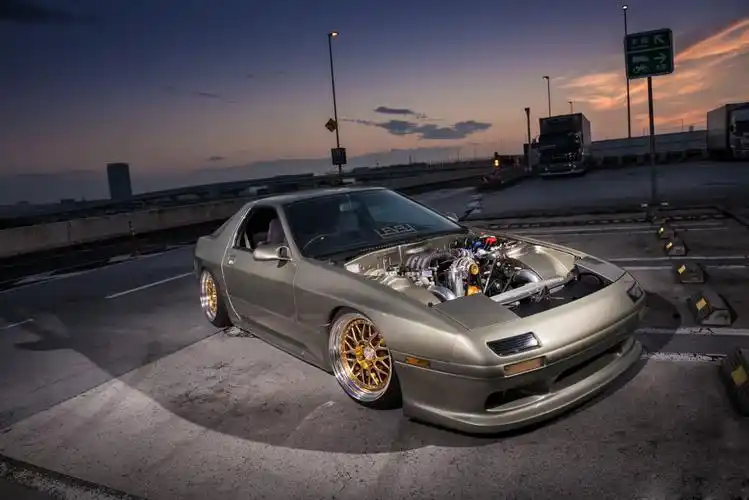 高桥凉介座驾 - 转子神话rx7