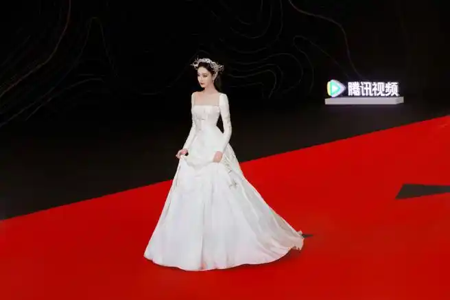 腾讯视频星光大赏##迪丽热巴内场侧颜