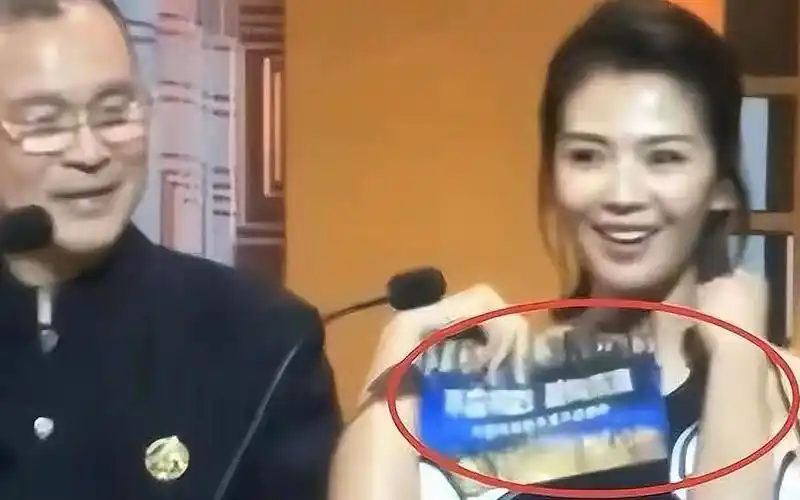 刘涛出席颁奖典礼,不料肩带意外滑落走光,旁边大叔眼神成亮点