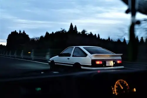 在清晨的高速路上行驶感觉就像藤原拓海"附身",ae86 绝对是最适合在