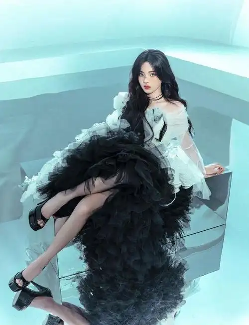 杨超越25岁生日照大放送绝美黑白纱裙惊艳全场网友狂赞不已