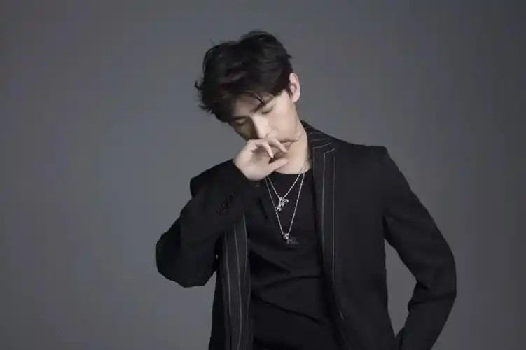 潮资讯国际铂金协会pgi03形象代言人杨洋佩戴铂金首饰彰显时尚魅力