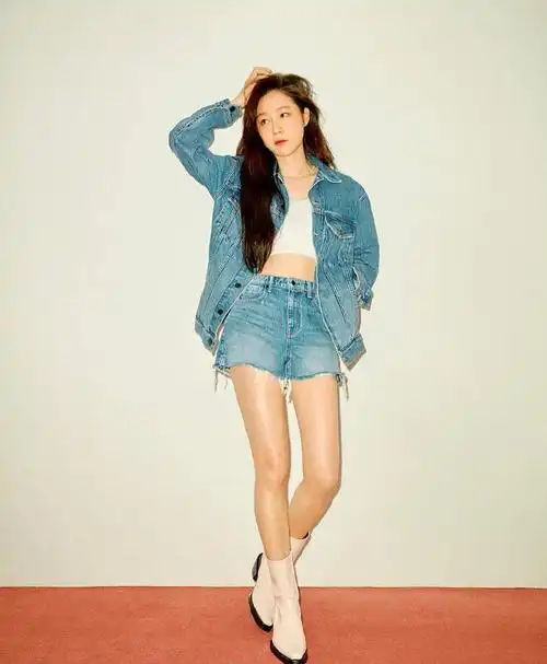 孔孝真玩转"橙味穿搭",少女感冲破屏幕,哪里像40岁的样子?