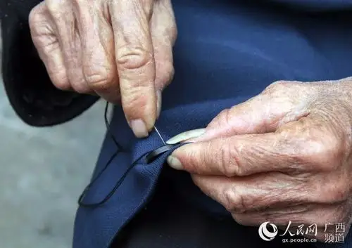 力!象州110岁老人不仅能摘菜煮饭还能穿针引线补衣服