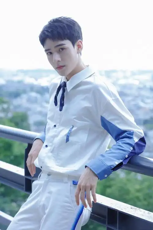 经过肉搜后发现使用者出生于1991年,曾就读清华大学,跟龚俊的个人资料