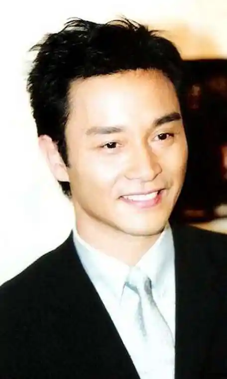 谁有张国荣好看的头像像这样黑白的中分头的只要是张国荣的就行