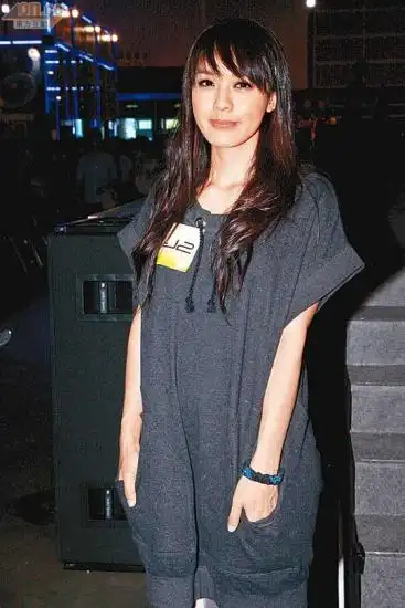 刘俐低胸性感抢镜成功 官恩娜不留半张床给男友