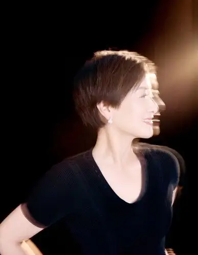 简介:邓婕黑色v领裙短发精神干练写真图片,分享一组邓婕图片给大家,图