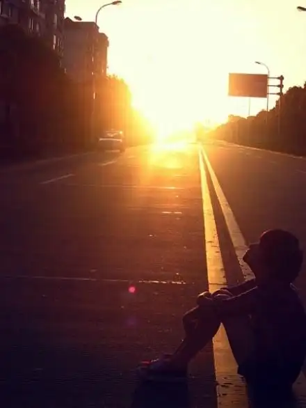 一个人走,一个人睡,一个人思索,一个人在夕阳下沉醉.