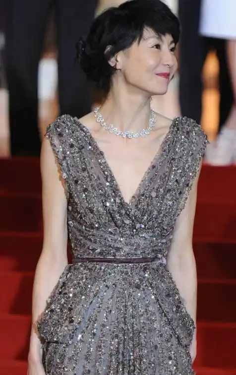 年过半百的张曼玉 面部僵硬瘦成皮包骨,网友:老得让人认不出!