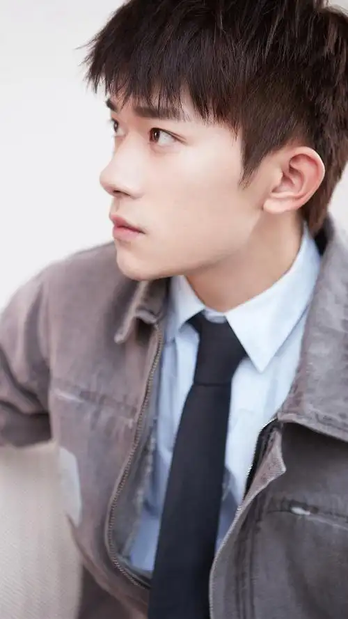 易烊千玺牛仔外套清新帅气写真手机壁纸_明星_手机壁纸下载_美桌网