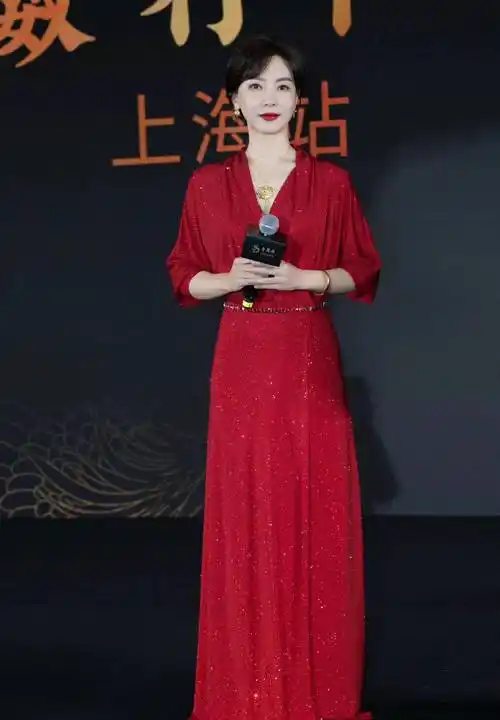 陈数出席活动,穿大红裙靓丽吸睛,涂大红唇气场全开_气质_造型_显得