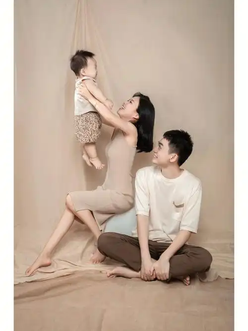 温馨有爱的全家福一家三口亲子照