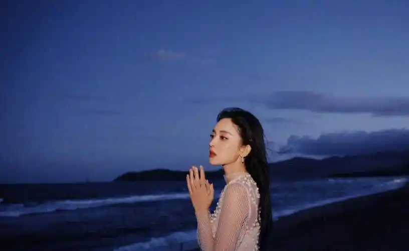 古力娜扎跟助理吃火锅被拍,一身黑色系穿搭,期间频频低头看手机_时候