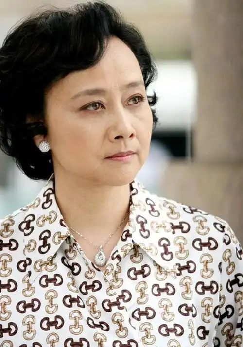 她是师太级演员, 姐弟恋结婚恩爱多年, 今儿子是知名导演