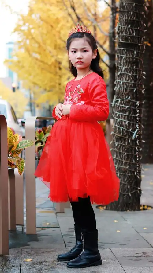 穿红色长裙的小女孩