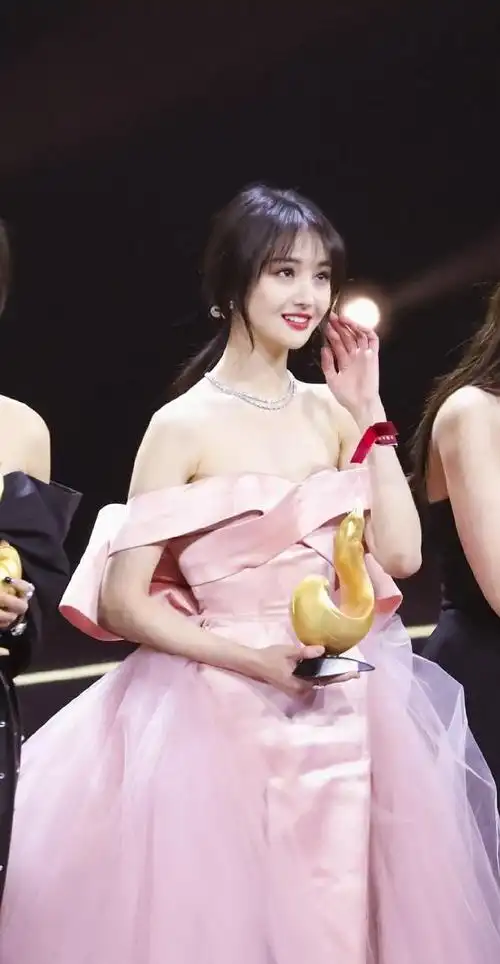 郑爽手捧下午茶出镜,一袭白底印花连衣裙,依旧甜美少女样