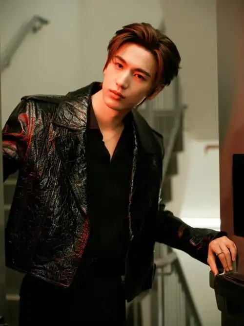 2023爱奇艺尖叫之夜##张凌赫楼梯冷感大片##张凌赫黑色皮衣机车造