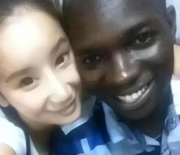 陈怡自己留在非洲,布力先前的两个黑人老婆,对于陈怡的到来大为不满.