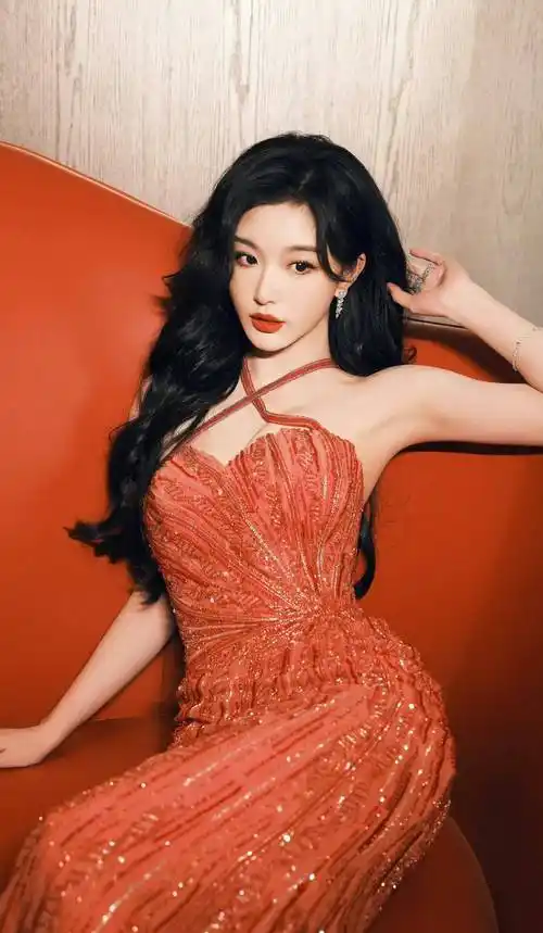 孔雪儿出席电影节一席红色绑带连衣裙明艳动人_漂亮_亮片_显得