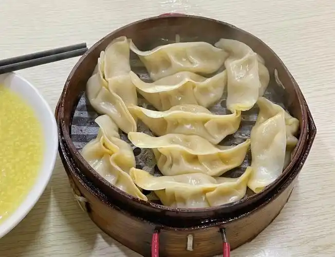 了一家不起眼的小店吃早餐,然后回来给我连连夸赞说他家蒸饺有多好吃