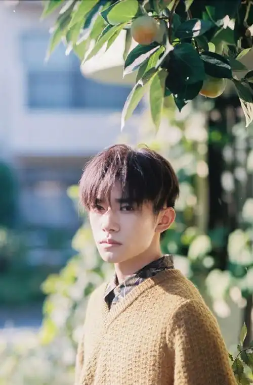 易烊千玺最新日系写真曝光 漫步街头尽显少年模样