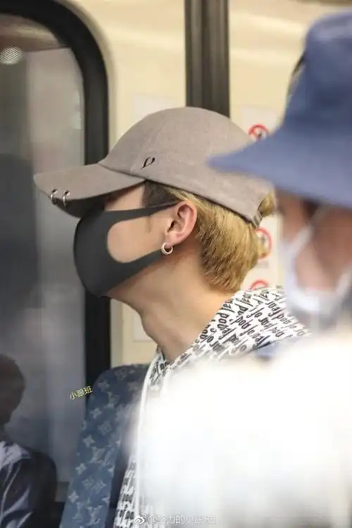 鹿晗正式复工飞维也纳录制《跑男》,身边不见女友关晓彤