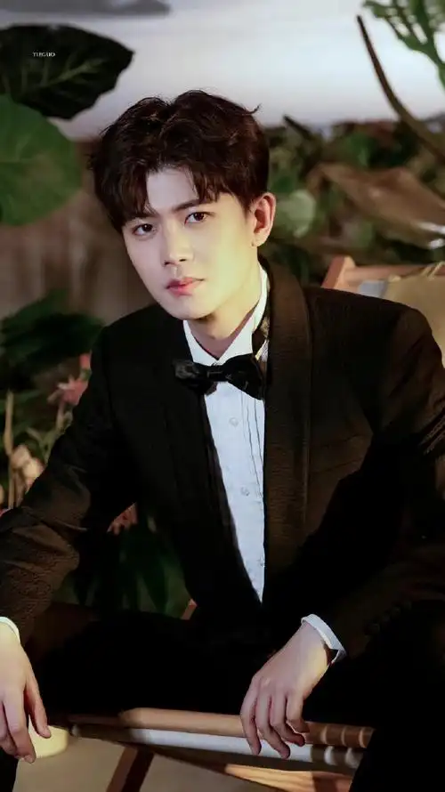 任嘉伦#点开了「那年今天」2021年 vs  2023年,我的男孩更沉稳了