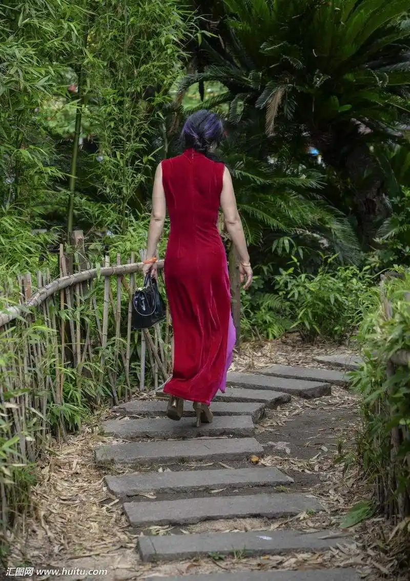 穿上旗袍,保持一点神秘感,做一个让人心动的"背影杀手"!