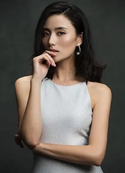 49岁李亚鹏新恋情曝光新女友是超模冠军网友人美气质佳