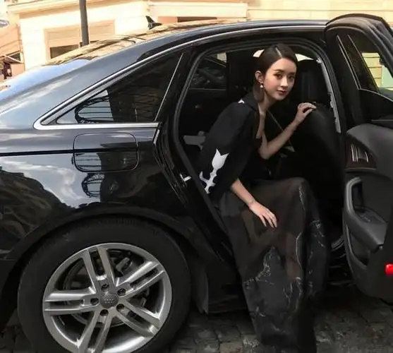 赵丽颖参加活动壕气十足网友颖宝从不炫耀狂甩李湘十条街