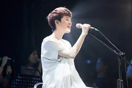 岑宁儿《追光者》现场版mv出炉,不同版本哪个才是最爱?