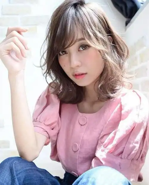 女生到肩膀的中长发有哪些好看的发型推荐呢?