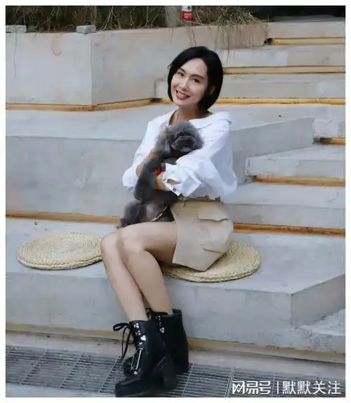 52岁朱茵素颜短发近照不畏惧时光从容笑容就是最大的王牌